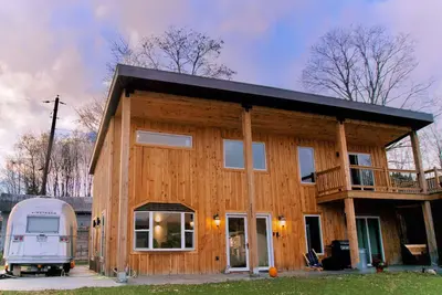 Image de Secluded Private Retreat with Cabin & Vintage Airstream