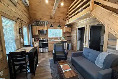 Image de Quaint cottage with 3 queen beds and screened porch.