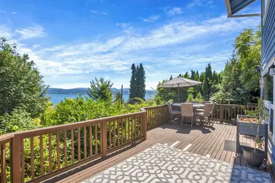 Image de Stunning 2 Story Home with Lake Washington View