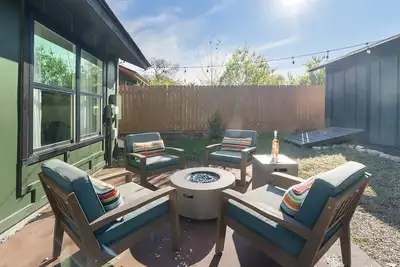 Image de Close to Downtown | Austin Hillston Retreat