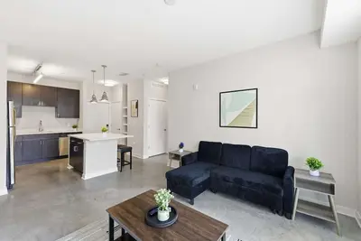 CozySuites | Spacious 2br Monument Circle with parking