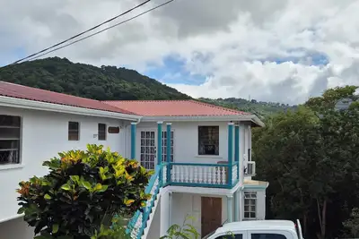 Image de 2-bedroom/bathroom home with Mountain & Sea Views. Escape to Paradise - Family! !