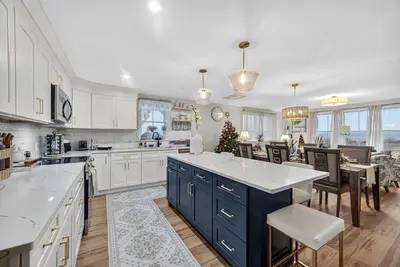 Image de Beach Retreat 4br- 5 Beds, beach walking distance, sunset view on 3rd floor