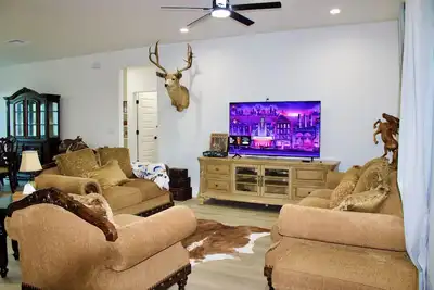 Image de 9 Guests, Tesla Ev, Pet Friendly, Native Sw Theme