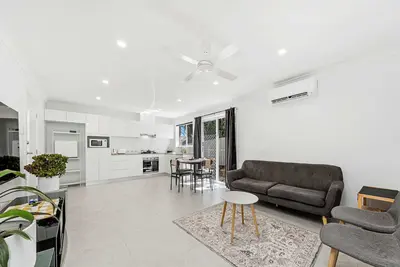 Image de MetaWise BnB Modern 2br Self-Contained Guest Suite