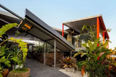 Image de Striking Luxury Home with Garden & Bbq