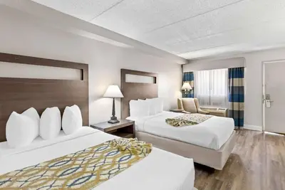 Image de Pet Friendly Stay with Free Breakfast, Gym Access & Parking Near Downtown!