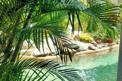 Image de Condo de 2 chambres avec accès à la piscine par votre balcon