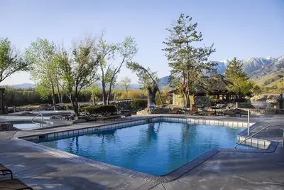Image de 3 Units | Mountain Thrill Escape | Outdoor Fun & Hot Springs Retreat