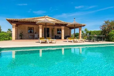 Maison confortable à Pollença avec piscine privée, utilisable à l'intérieur.