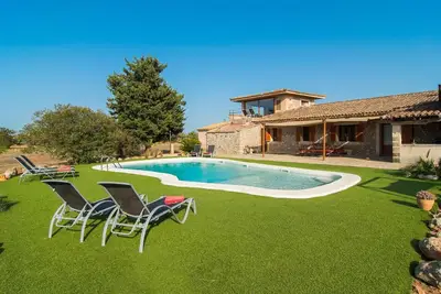 Image de Belle maison à Buger avec piscine privée, utilisable à l'intérieur ou à.