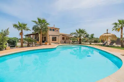 Image de Maison confortable à Buger avec piscine privée, utilisable à l'intérieur ou.