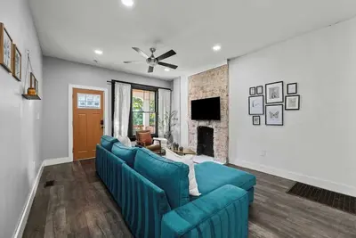 Image de *New Hot tub | King bed | Near German Village | 30+ day