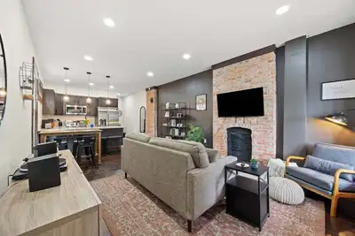 Image de *New* Hot tub | 3br | Near German Village