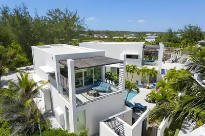 Image de Private Beachfront Villa with Pool & Dual-Wing Privacy