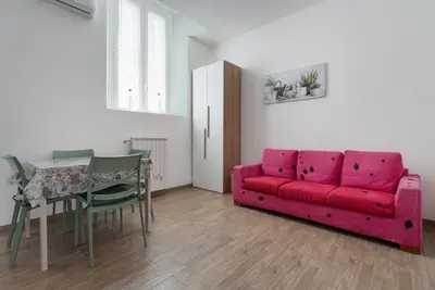 Image de GuestHost - A welcoming and bright 50 sq m apartment, perfect for four people, located on the ground floor of a typical Milanese courtyard house, completely renovated. The property is located near Viale Certosa, a quiet area that connects the outskirts of