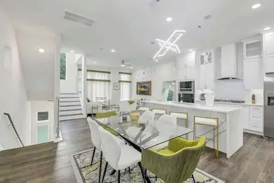 Image de Double the Space Two Separate Full Homes Near Nrg