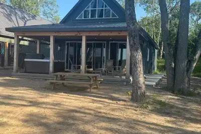 Image de Athena Luxury Lakefront Cottage w/Hot Tub & Sauna