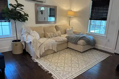 Image de 3 month minimum stay\nPerfect 1-bedroom cottage downtown Crystal River by spring.