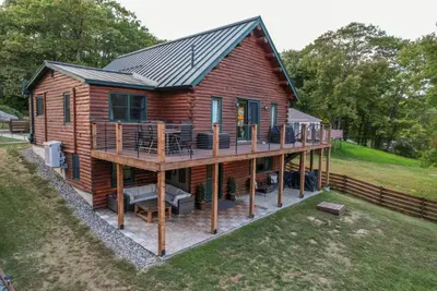 Image de Luxurious Lakefront Log Home with Private Dock and fenced in yard