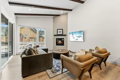 Image de New luxury 3-bedroom 2 car garage townhome. Walking distance to River Run.