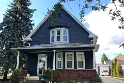 Image de 4-bedroom, Fenced Backyard and Pets Welcome, Ac, Hot Tub, Quaint town!