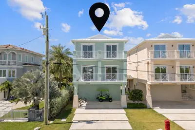 Image de Azure Key Escape - Waterfront Retreat w/ Pool, Dock & Balconies