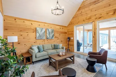 Image de Xenia Luxury Lakefront Cottage w/ Hot Tub & Sauna