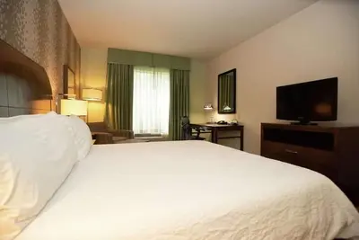 Image de Enjoy Nearby Dining from a Comfortable Room Close to Fountaine State Park