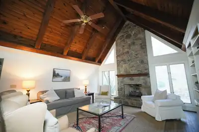 Image de Dug Hill Home with Patio, Pond & Fire Pit!