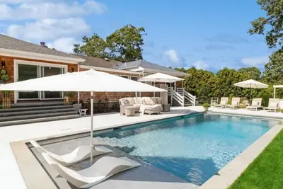 Image de Southampton Home, Outdoor Entertainment, Paddleboards, Heated Pool, Great. . .