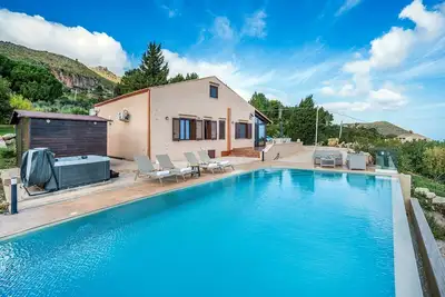 Image de Villa Azuria with Private Infinity Pool and Whirlpool Sea View