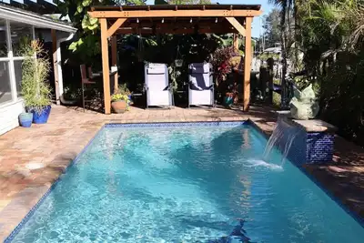 Image de Cozy canal cottage with pool, dock, Gulf access and minutes to Anna Maria Island