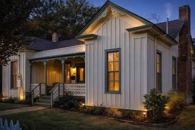 Image de Steps to the Square | Historic Cottage Retreat