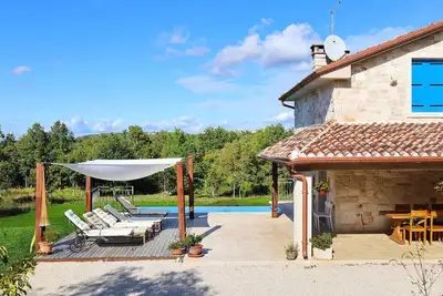 Image de Superbe villa en pierre acceptant les chiens, avec piscine privée, lave-linge et Wi-Fi