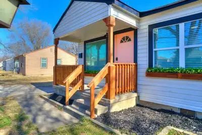 Image de Best Owasso Location-Walk to Downtown-3 Bedroom-Shops and Dining