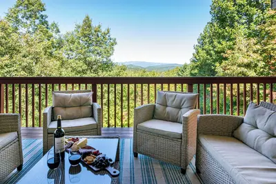 Image de Beautiful house with breathtaking views and a hot tub close to Brevard!