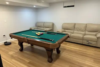 Image de New 3-bdrm 3. 5 bath luxury apt with laundry, Ac, games, Ev charger in Somerville