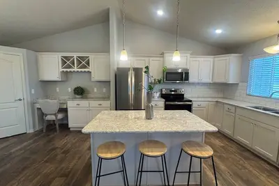 Image de 3-bedroom updated house sleeps 7 with natural light!