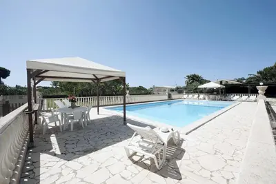 Image de Villa with garden and pool a stone's throw from the sea