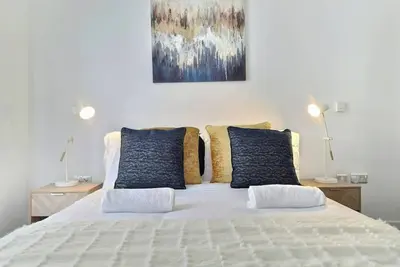 Image de Mailbox City Centre Free Parking and Free Late Check Outs by Shm Stays