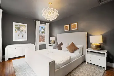 Image de King Beds & 2 Car Parking < > An Elegant Xcape.