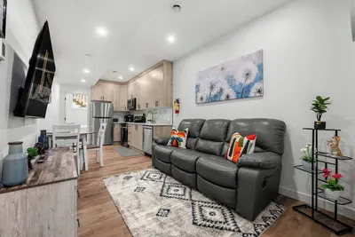 Image de Luna | Bright | Close to Airport & Trails | Pets