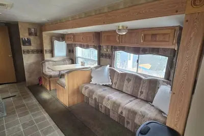 Image de Spacious Rv Rental Sleeps 8 — Full Kitchen, A/C, Fire Ring & Picnic Area