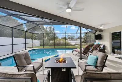 Modern Pool Home, Game Rm, 7min to Beach