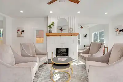 Image de Fully Updated! 3, 000-Sq-Ft Home Near Mercedes-Benz