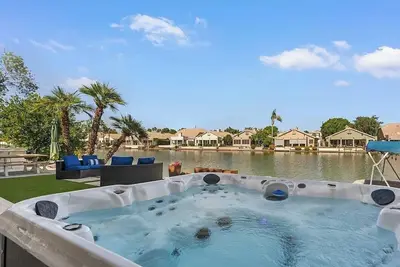 Image de Luxury 4 Bd, Hot Tub, On Water In Val Vista Lakes, Sleeps 10