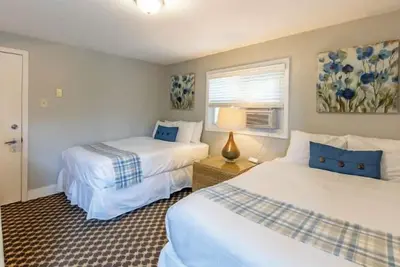 Image de Great room with two Full beds. Lake view from deck