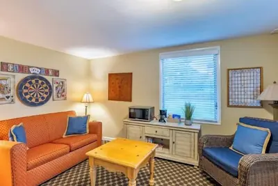 Image de Stand alone, two-bedroom cottage with large living room