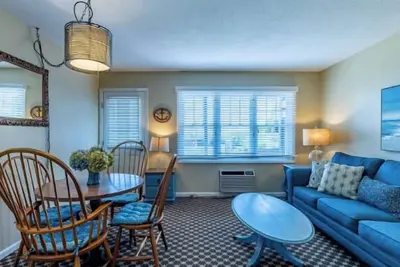 Image de Ground-level, lakefront, large studio 